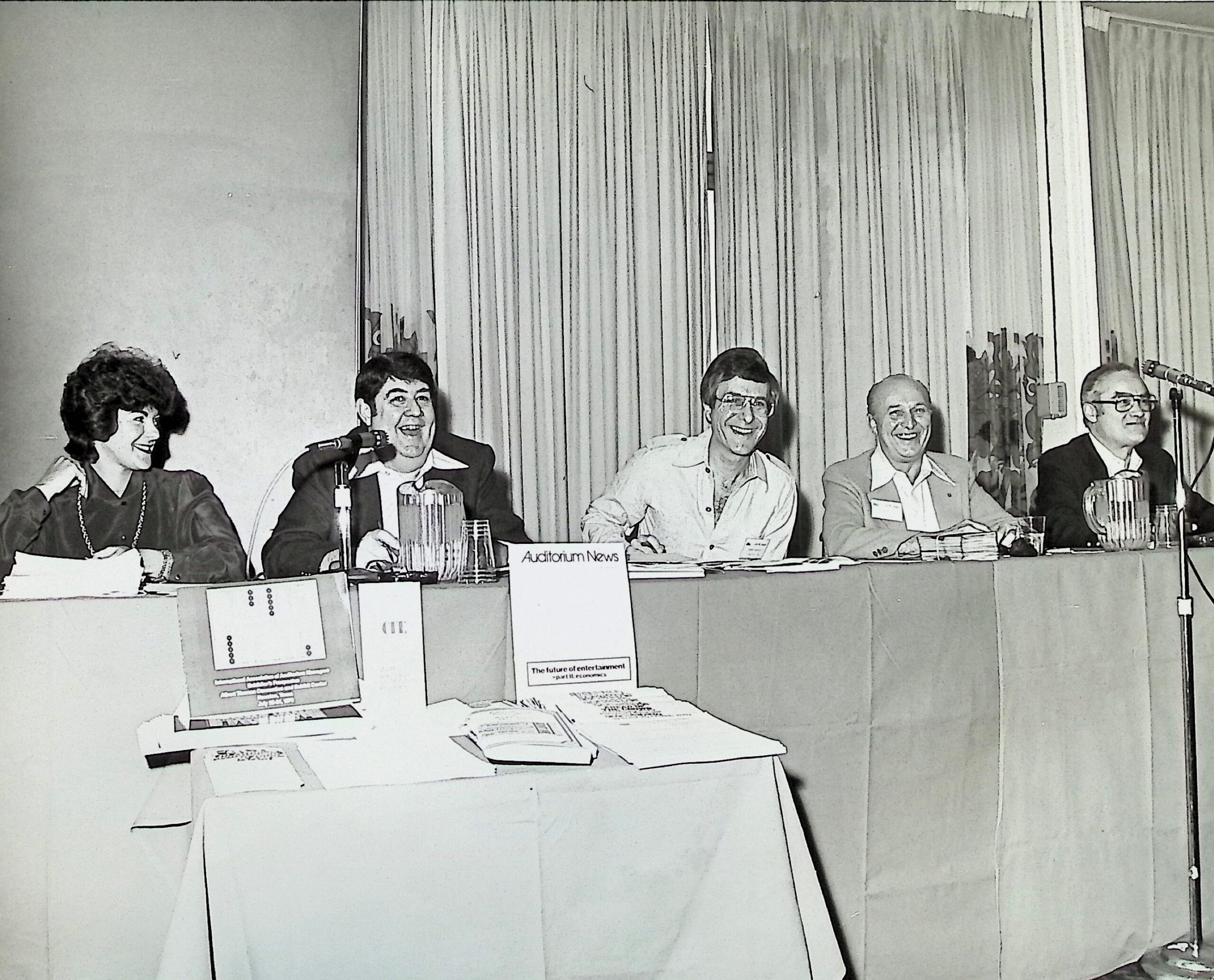 Jerry Barshop, center, holds court at an IAVM meeting.